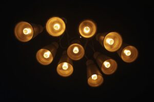15 Lampen, die oben und unten innen strahlen